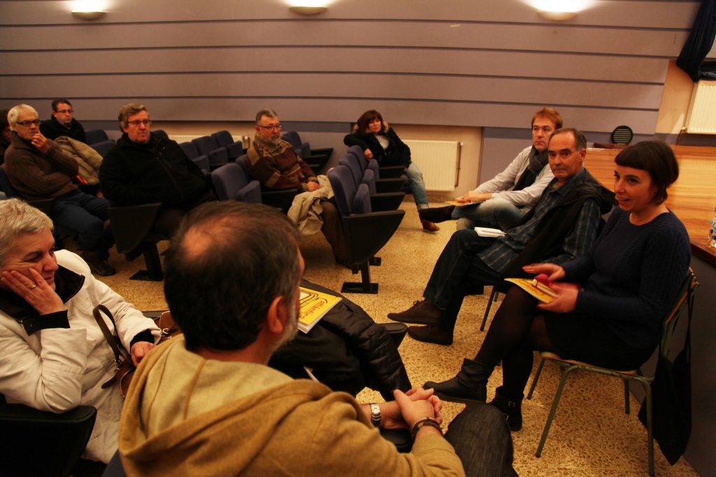 Presentación del último número de la revista. En el centro, el director Xuan Cándano, junto a Jara Cosculluela y Francisco Petit / foto cedida por Atlántica XXII