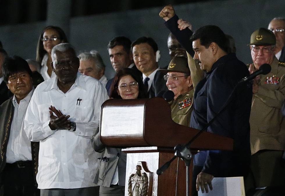 El presidente de Cuba, Raúl Castro, levanta el brazo de su homólogo venezolano, Nicolás Maduro