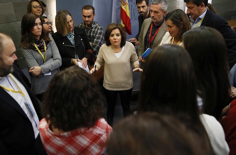 Soraya Saénz de Santamaría, conversa con los periodistas tras la rueda de prensa del pasado 28 de octubre, en el Palacio de La Moncloa, tras la reunión del Consejo de Ministros. / Fernando Alvarado (Efe)