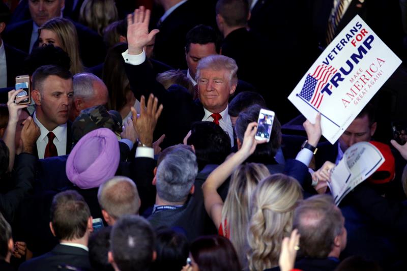 Donald Trump saluda a sus seguidores