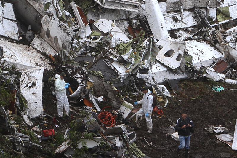 Equipos de rescate recuperan hoy, martes 29 de noviembre de 2016, los cuerpos del avión accidentado en el municipio de La Unión, departamento de Antioquia (Colombia). / Luis Eduardo Noriega A. (Efe)