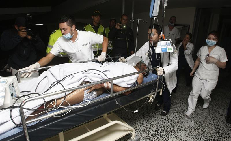 Miembros de la Clínica San Juan de Dios recibendo al jugador del equipo brasileño Alan Ruschel a las puertas del centro. / Luis Eduardo Noriega A. (Efe)