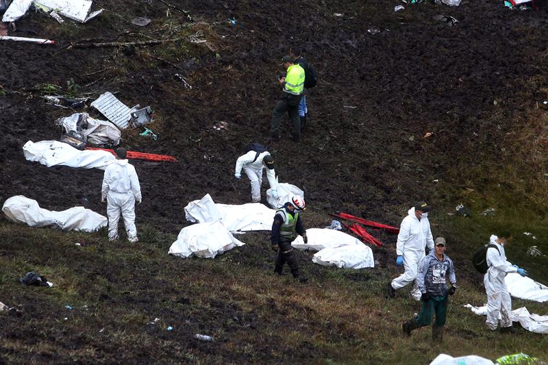 Vista general de los cuerpos rescatados hoy, martes 29 de noviembre de 2016, del avión accidentado. / Luis Eduardo Noriega A. (Efe)