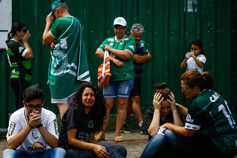 Aficionados del equipo brasileño de fútbol Chapecoense realizan una vigilia en recuerdo de los 75 fallecidos en el accidente aéreo. / Fernando Bizerra jr. (Efe)