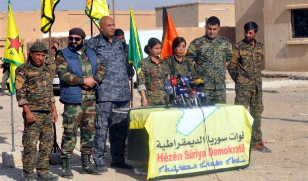 Las representantes de las YPJ anunciando, junto a sus compañeros de armas, la ofensiva de Raqqa. / Hawar News