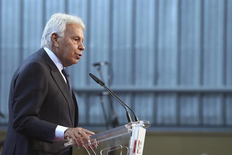 El expresidente Felipe González, durante su intervención en la ceremonia de investidura de Antonio Guterres como doctor honoris causa por la Universidad Europea de Madrid. / J. J. Guillén (Efe)