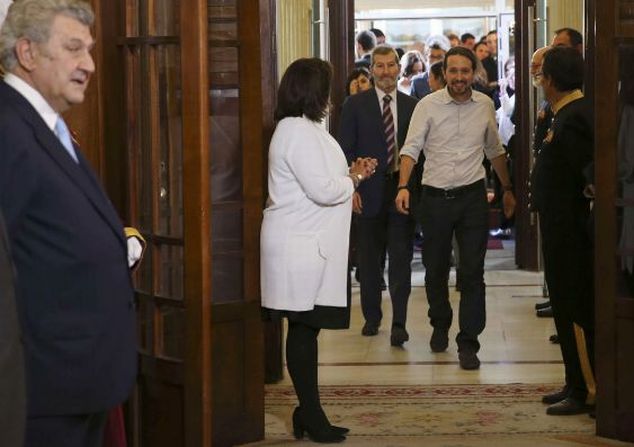 Pablo Iglesias, acompañado por Julio Rodríguez, ex Jefe del Estado Mayor de la Defensa, el año pasado, en la puerta de entrada al Congreso en el Día de la Constitución. / Efe