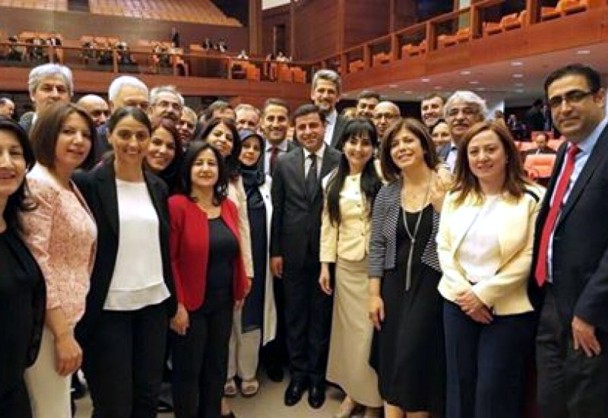 Parte de los parlamentarios del HDP fotografiados en la Asamblea Nacional Turca. / Firat News