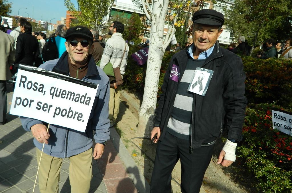 Antonio Virtud, a la izquierda, y Antonio Presa, esta mañana, durante la concentración contra la pobreza energética. / L. D.