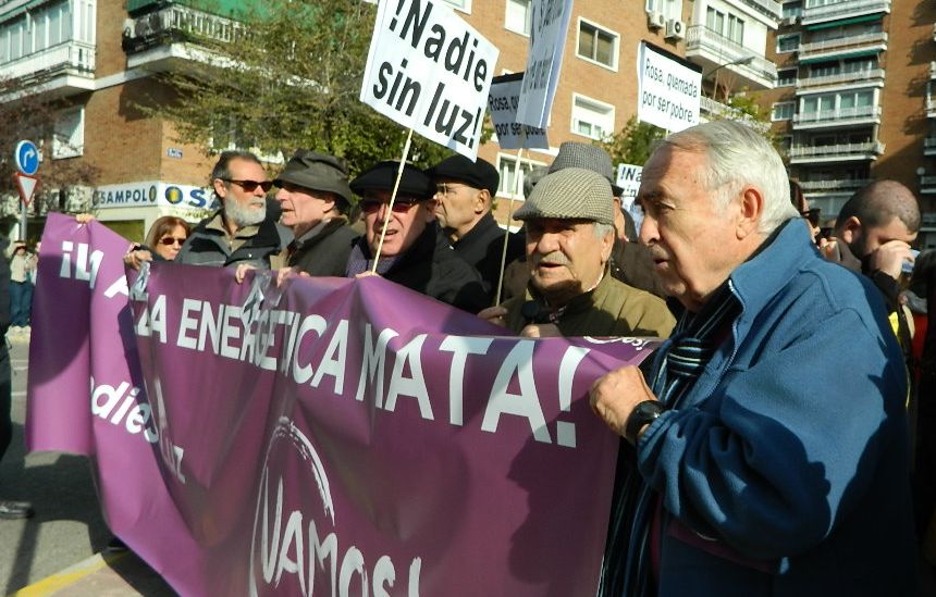 Una de las pancartas que se han desplegado esta mañana frente a la sede de Gas Natural-Fenosa en Madrid. / Luis Díez