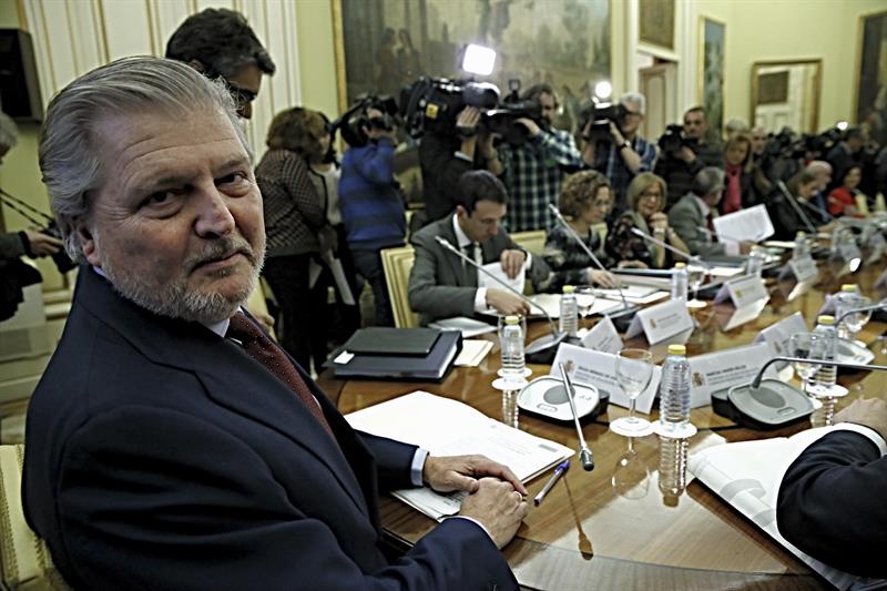 El ministro de Educación, Íñigo Méndez de Vigo, en primer plano, durante la Conferencia Sectorial de Educación celebrada hoy en la sede del Ministerio, en Madrid. / Fernando Alvarado (Efe)