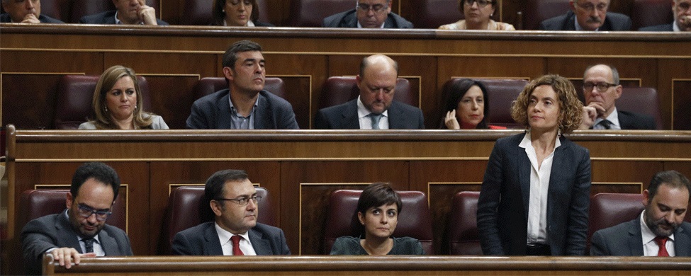 Meritxel Batet, del PSC, vota 'no' a la investidura de Mariano Rajoy. / Javier Lizón (Efe)