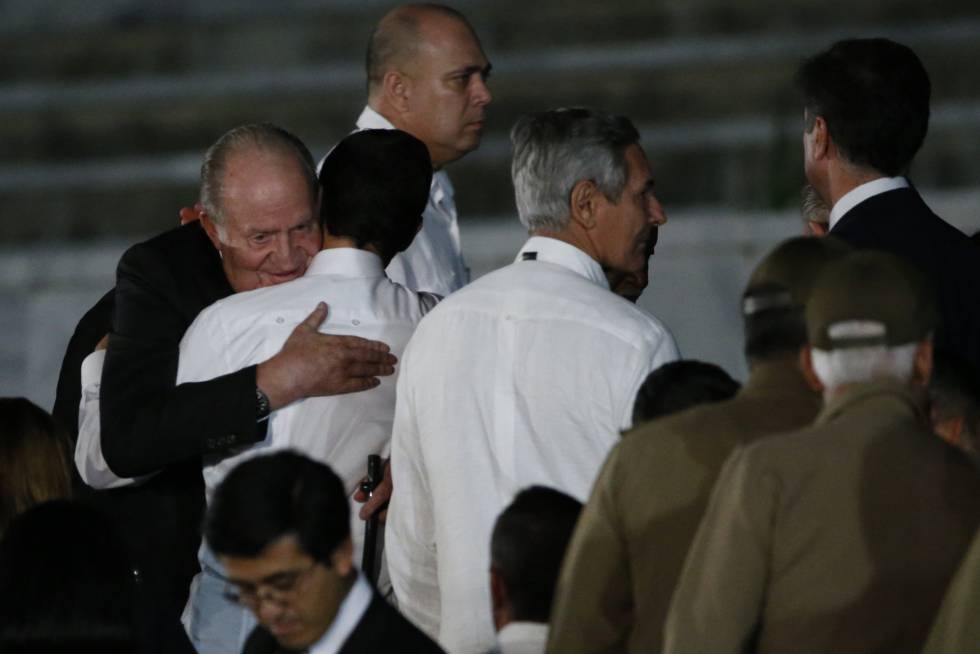 El rey Juan Carlos abraza al presidente mexicano, Enrique Peña Nieto, a su llegada a la Plaza de la Revolución de La Habana.