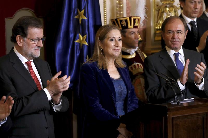 El jefe del Ejecutivo, Mariano Rajoy, y el presidente del Senado, Pío García Escudero, aplauden a la presidenta del Congreso, Ana Pastor, tras el discurso que pronunció en el Congreso con motivo del Día de la Constitución.