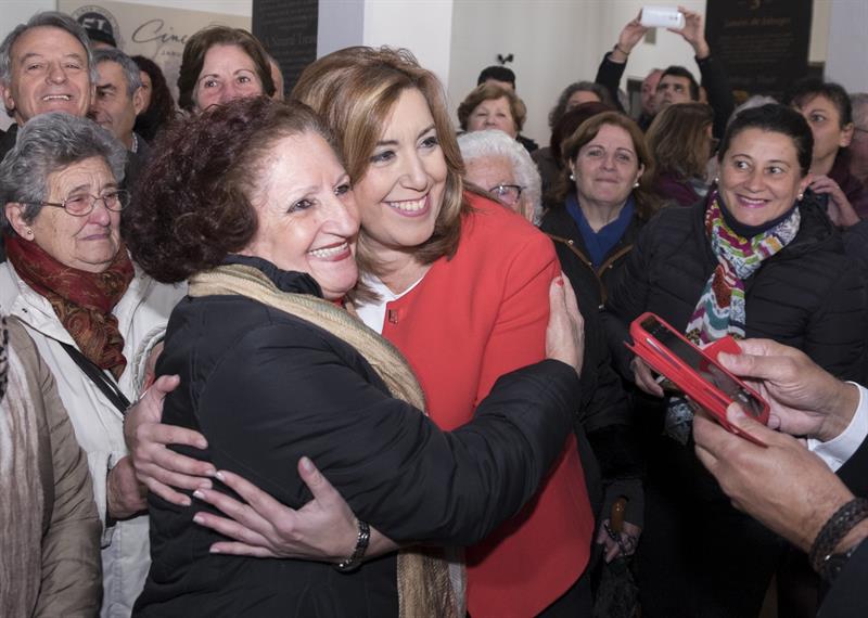 Susana Díaz, jaleada y abrazada por seguidoras en la localidad de Jabugo (Huelva) el pasado 2 de diciembre. / Julián Pérez (Efe)