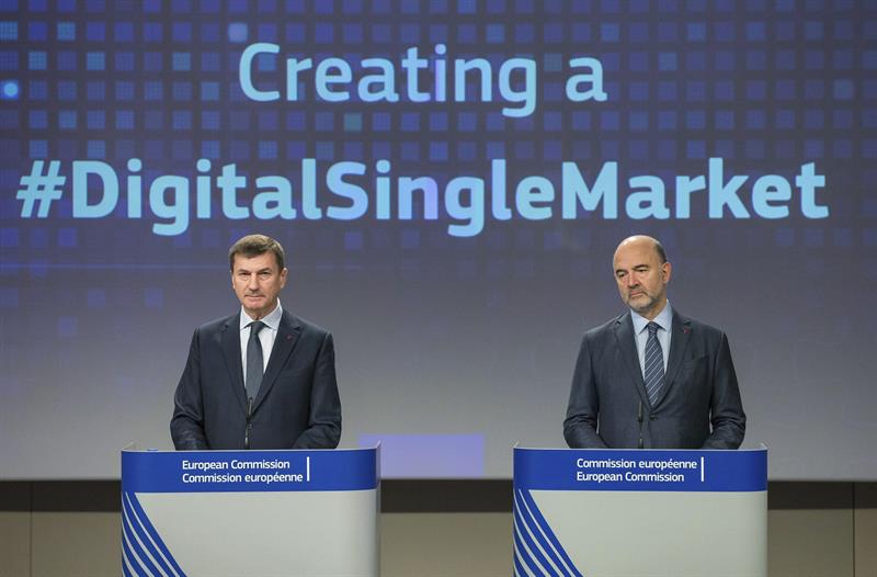 El vicepresidente de la CE y responsable del Mercado Único Digital, Andrus Ansip , a la izquierda, junto al comisario europeo de Asuntos Económicos, Pierre Moscovici, el pasado jueves, durante la rueda de prensa en la que informaron respecto a las modificaciones en la aplicación del IVA. / Stephanie Lecocq (Efe)