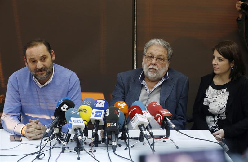 Rueda de prensa tras el cónclave de críticos del PSOE.