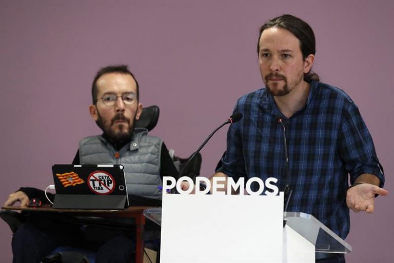 Pablo Echenique, secretario de Organización de Podemos, junto a Pablo Iglesias, secretario general, durante unarueda de prensa el pasado lunes. / Chema Moya (Efe)