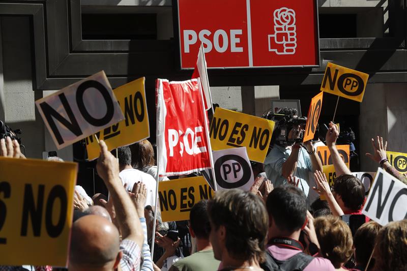 Protesta de militantes y simpatizantes del PSOE ante la sede federal