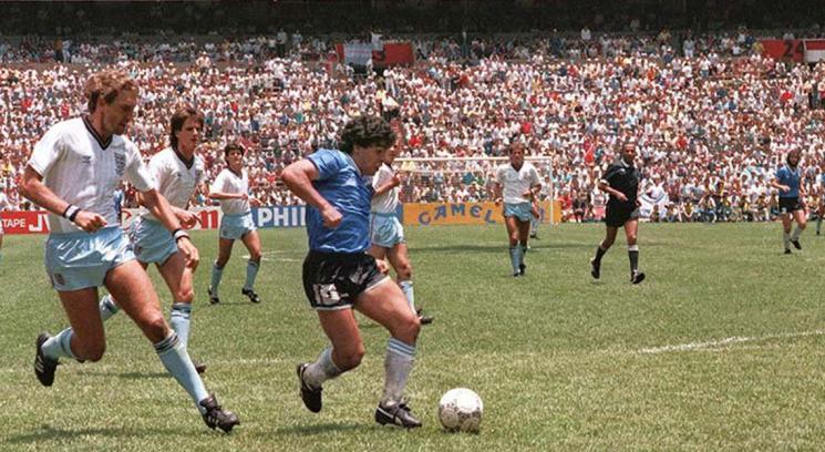 Maradona-regatea-a-la-defensa-inglesa-antes-de-marcarle-a-Inglaterra-el-llamado-gol del siglo-México-1986
