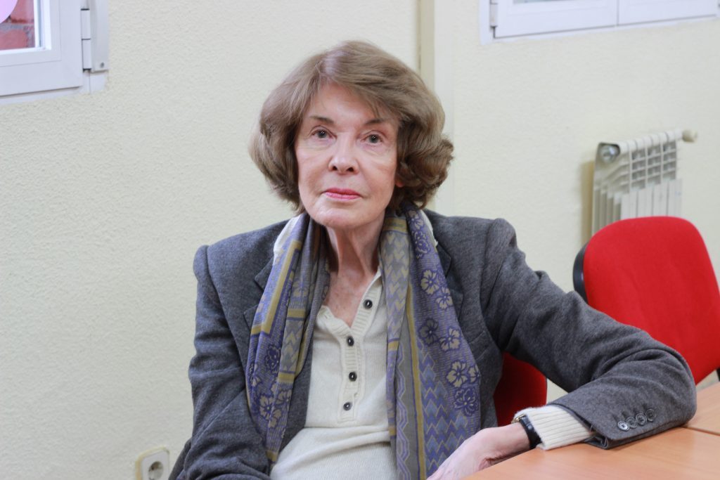 Susan-George-posa-para-la-cámara-tras-la-entrevista-con-cuartopoder.es