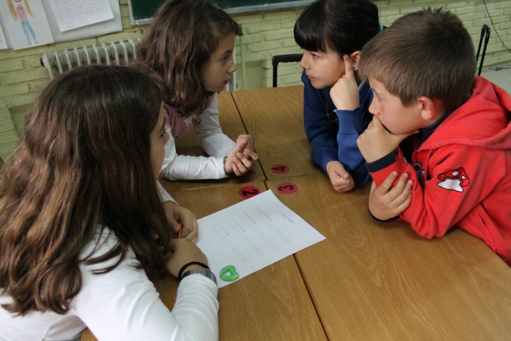 Niños-poniendo-en-práctica-el-aprendizaje-cooperativo-para-resolver-un-problema