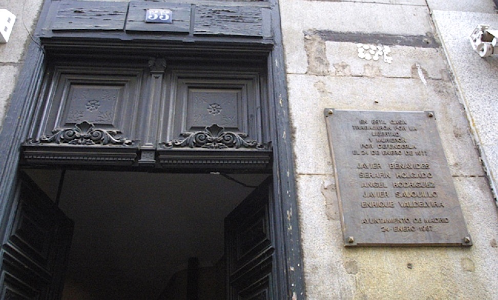 Puerta de acceso al número 55 de la calle de Atocha, donde estaba el despacho
