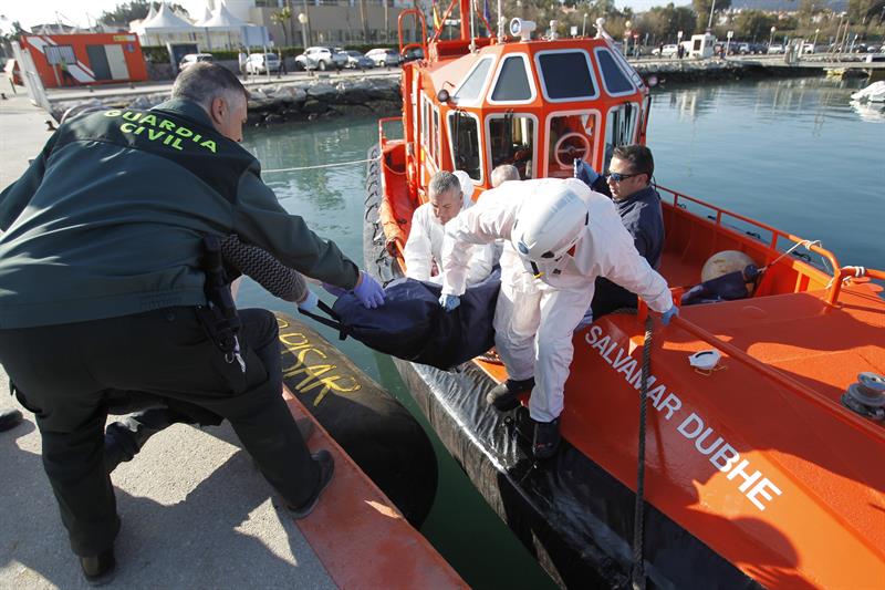 cuerpo-de-un-inmigrante-muerto-desembarcado-en-el-puerto-de-Algeciras