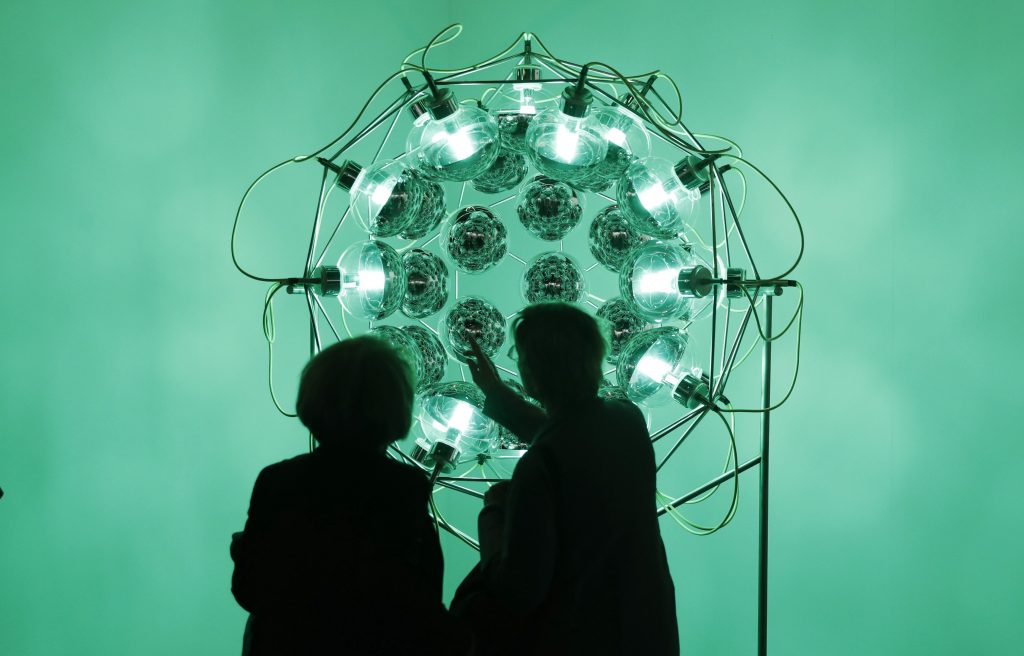 Dos personas examinan la obra 'Global cooling lamp' (2006), de Olafur Eliasson. E. N. / Efe