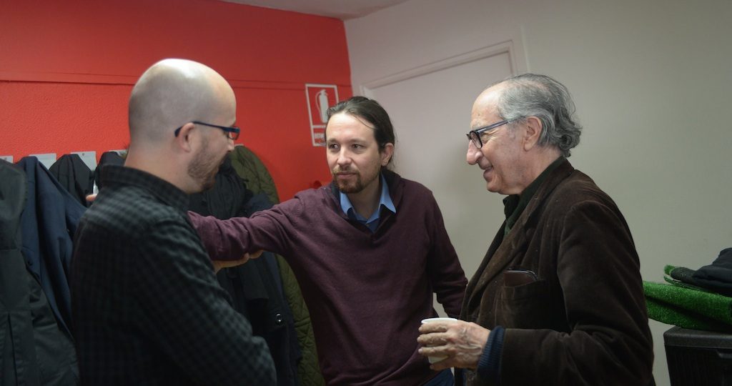 Nacho Álvarez y Viçenç Navarro. miembros del Gobierno en la sombra de Podemos, junto a Pablo Iglesias.