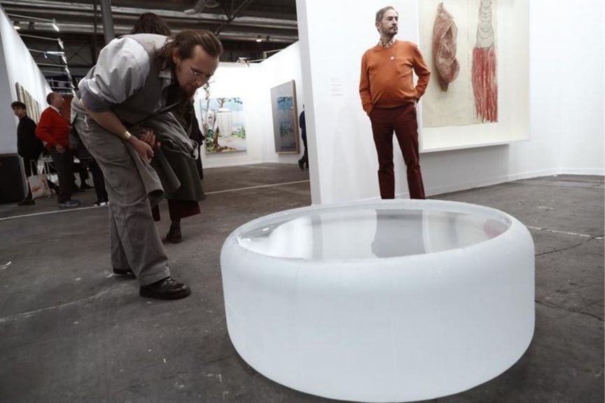 Un visitante de ARCO 2017 mira el cilindro de cristal 'Untitled' de Roni Horn