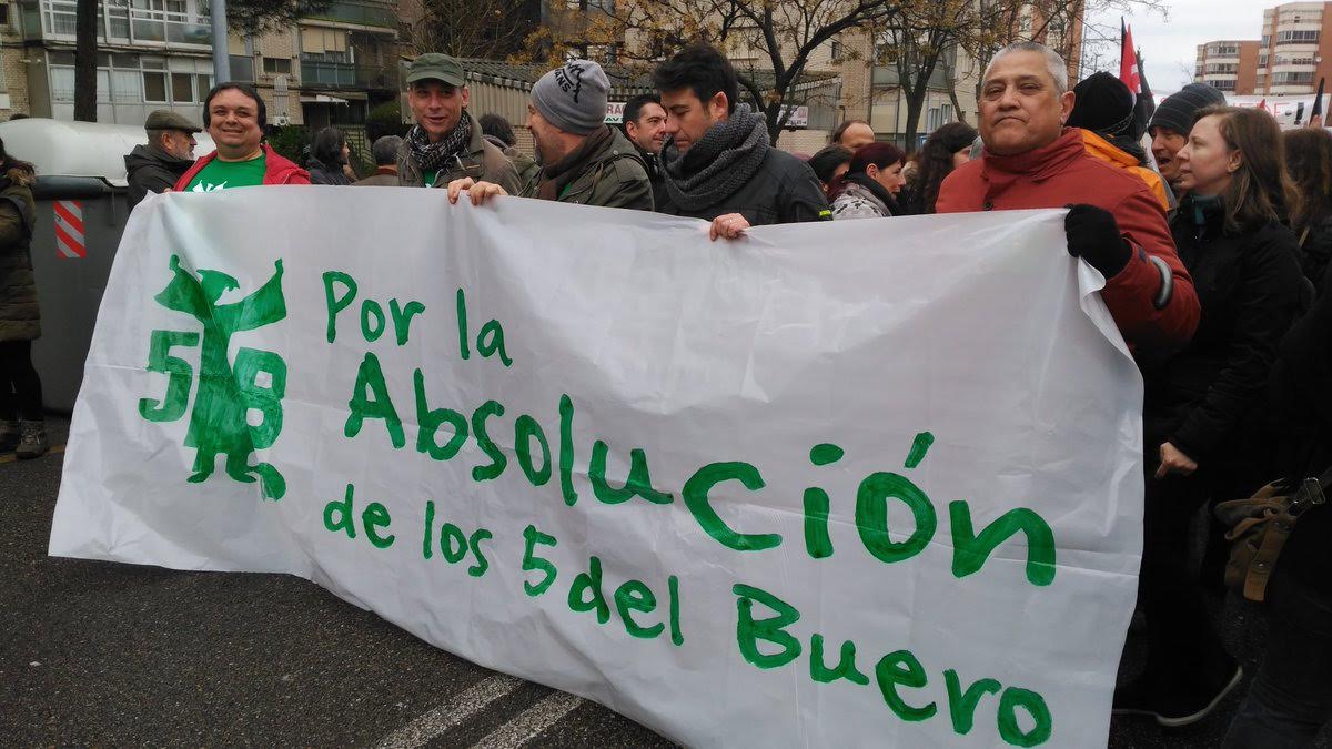 'Los Cinco del Buero' sujetan una pancarta