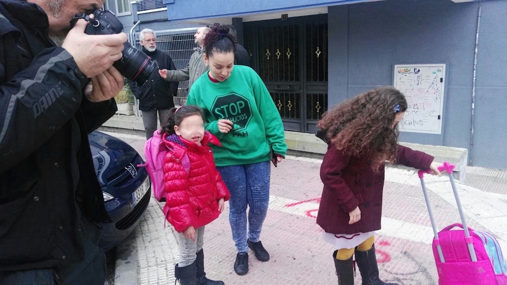 Fátima y sus dos hijas, ayer, a la puerta de su domicilio