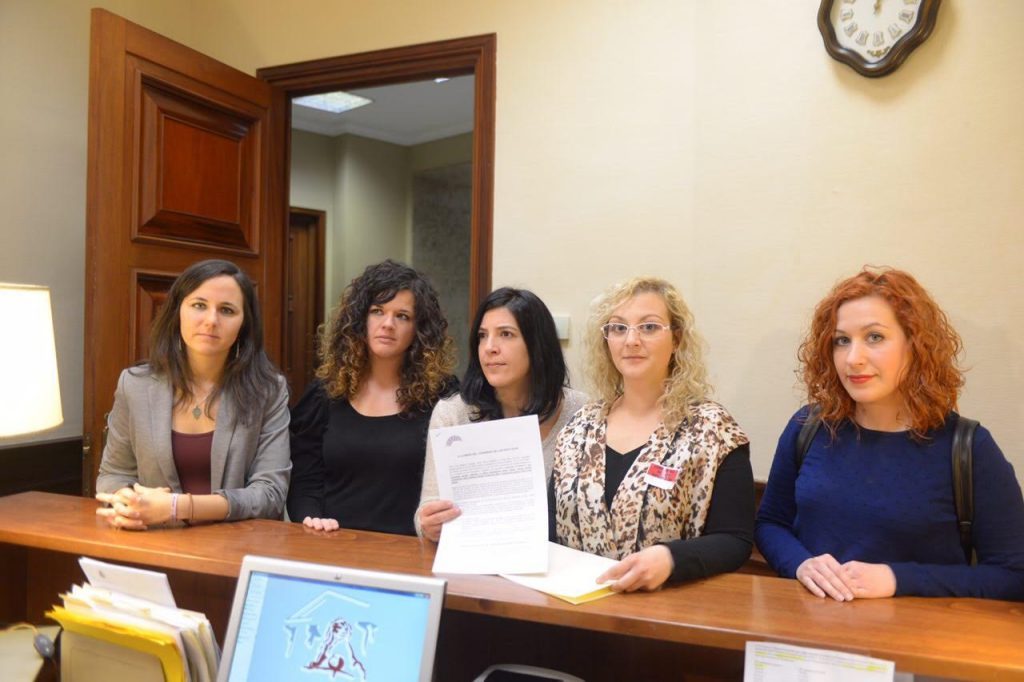 abusos a menores De izquierda a derecha: Ione Belarra, Sofía Castañón (diputadas de Podemos), Idoia Villanueva (senadora de esta formación), María Sevilla (presidenta de la asociación Infancia Libre) y Sara Carreño (también diputada del partido morado), esta mañana, en el Congreso, durante la presentación de una batería de preguntas sobre el abuso sexual infantil