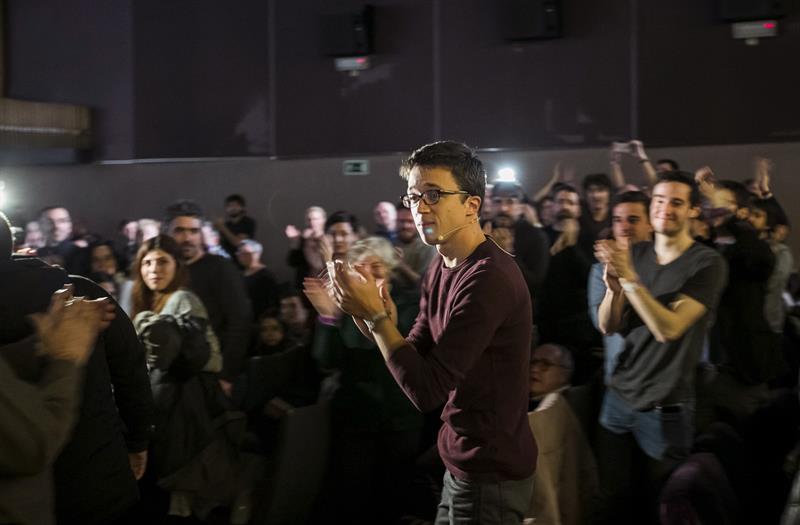 Íñigo Errejón es ovacionado por los presentes en el cine Palafox de Madrid, donde ha presentado al equipo de Recuperar la ilusión.