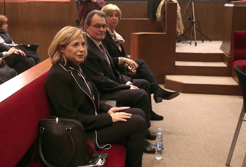 Joana Ortega, Artur Mas e Irene Rigau, en el banquillo de los acusados. 