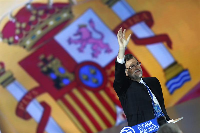 Rajoy saluda a los asistentes a la clausura del 18 Congreso nacional del partido.