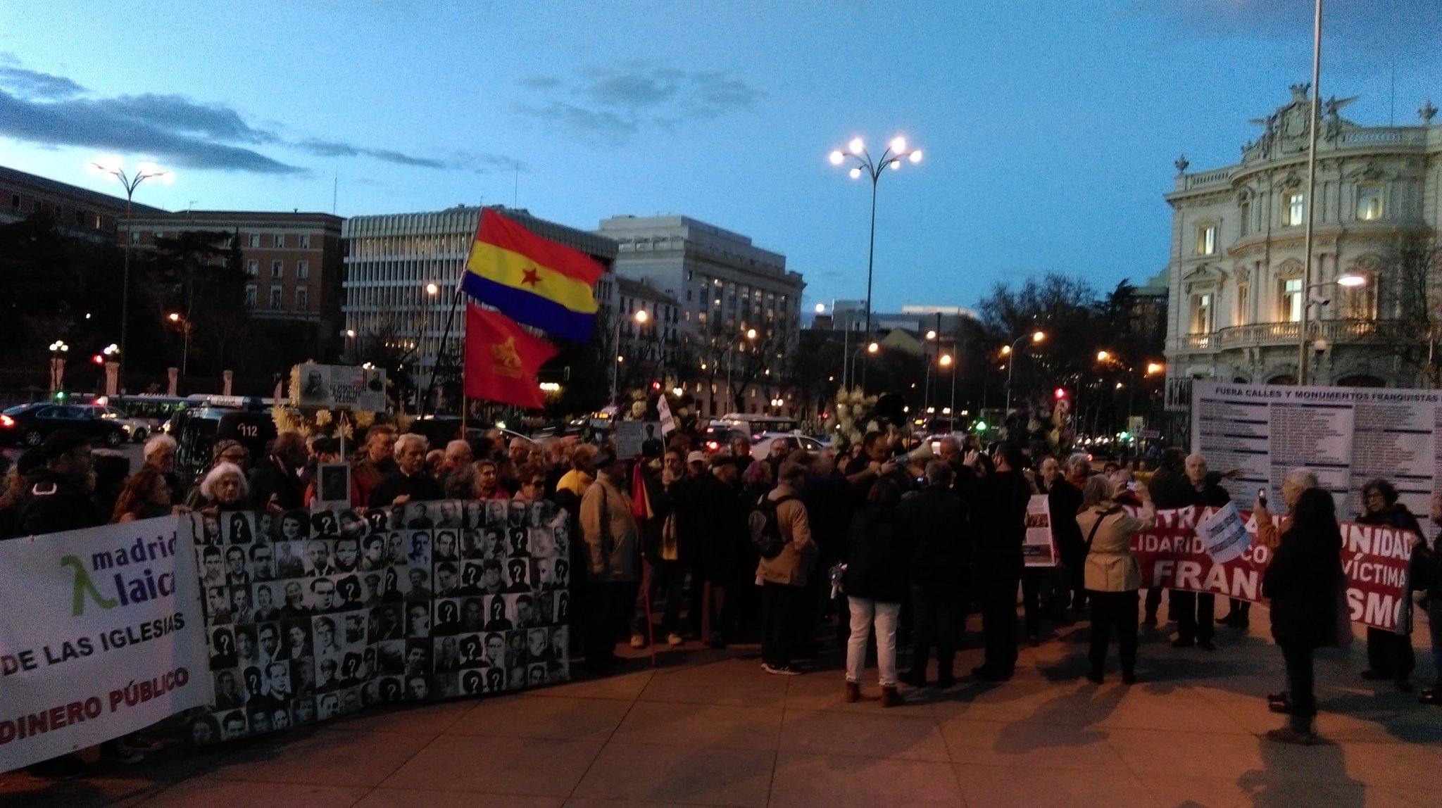 Varias asociaciones por la memoria histórica y víctimas de la dictadura se concentran frente al Ayuntamiento de Madrid