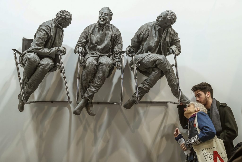 ARCO 2017 'Three laughing at one', escultura del artista español Juan Muñoz y, con su precio de 1,5 millones de euros, una de las piezas más caras exhibidas en la 36ª edición de ARCO que esta noche cierra sus puertas. / Emilio Naranjo (Efe)