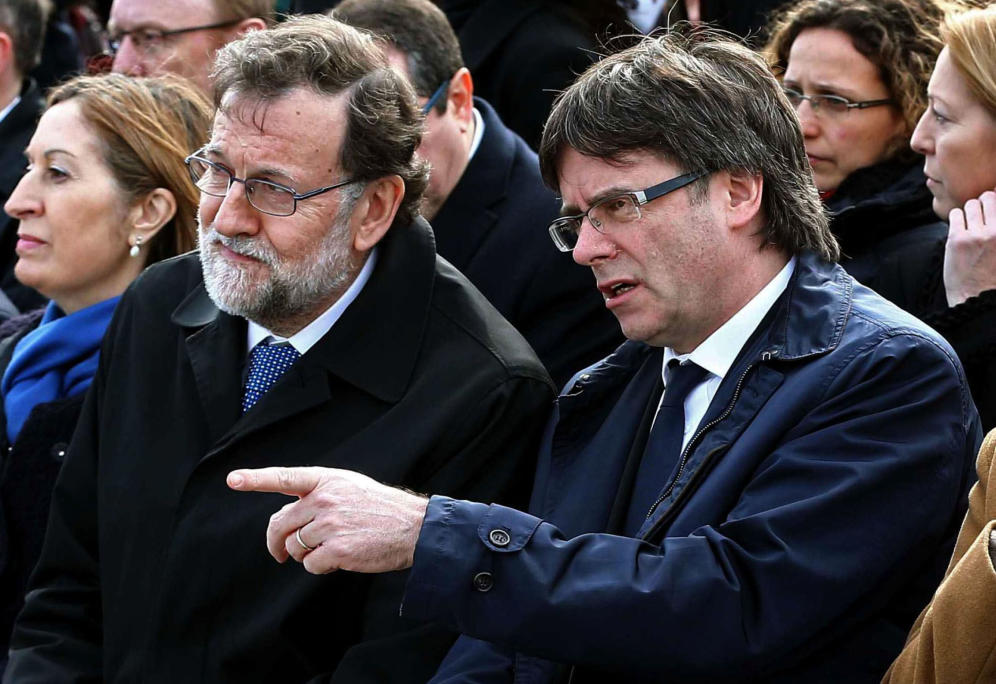 Mariano-Rajoy-y-Carles-Puigdemont-en-El-Prat-marzo-2016-homenaje-víctimas-Germanwings