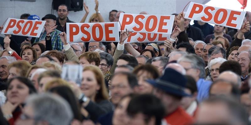 avales-PSOE-militantes-y-simpatizantes-socialistas-en-el-mitin-de-pedro-sanchez-en-valladolid-18-02-2017