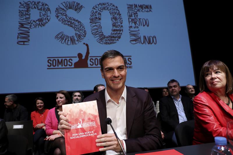 Programa Sánchez / Pedro Sánchez y la ex ministra de Medio Ambiente, Cristina Narbona, ayer, durante la presentación en el Círculo de Bellas Artes de Madrid del documento de su candidatura.