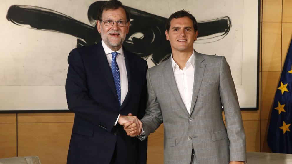 Mariano Rajoy y Albert Rivera se estrechan las mano en junio de 2016