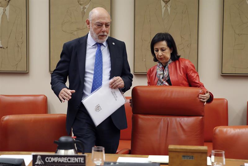 José Manuel de la Maza se dispone a tomar asiento como compareciente en la Comisión de Justicia del Congreso, bajo la mirada de Margarita Robles. / Juan Carlos Hidalgo (Efe)