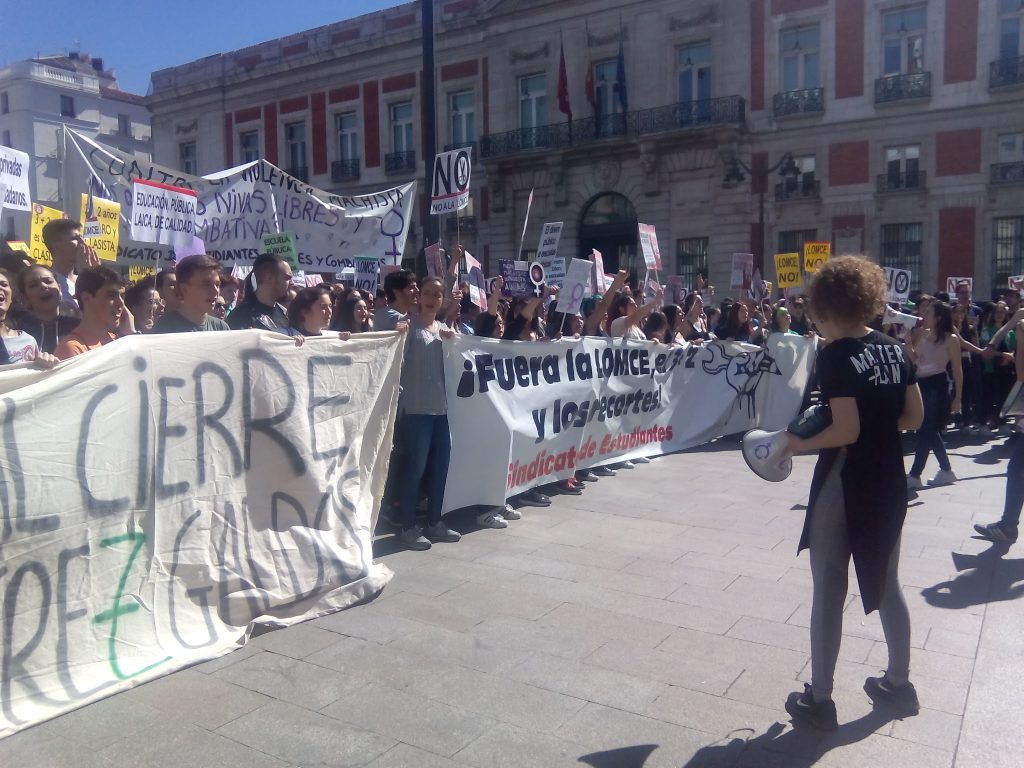 La cabeza de la manifestación, a su llegada a la Puerta del Sol, frente a la sede del Gobierno regional, tyras la pancarta reclamando la derogación de la LOMCE y del 3+2
