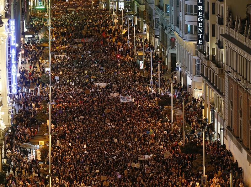 La Gran Vía madrileña, abarrotada de manifestantes durante la marcha convocada por el Movimiento Feminista.