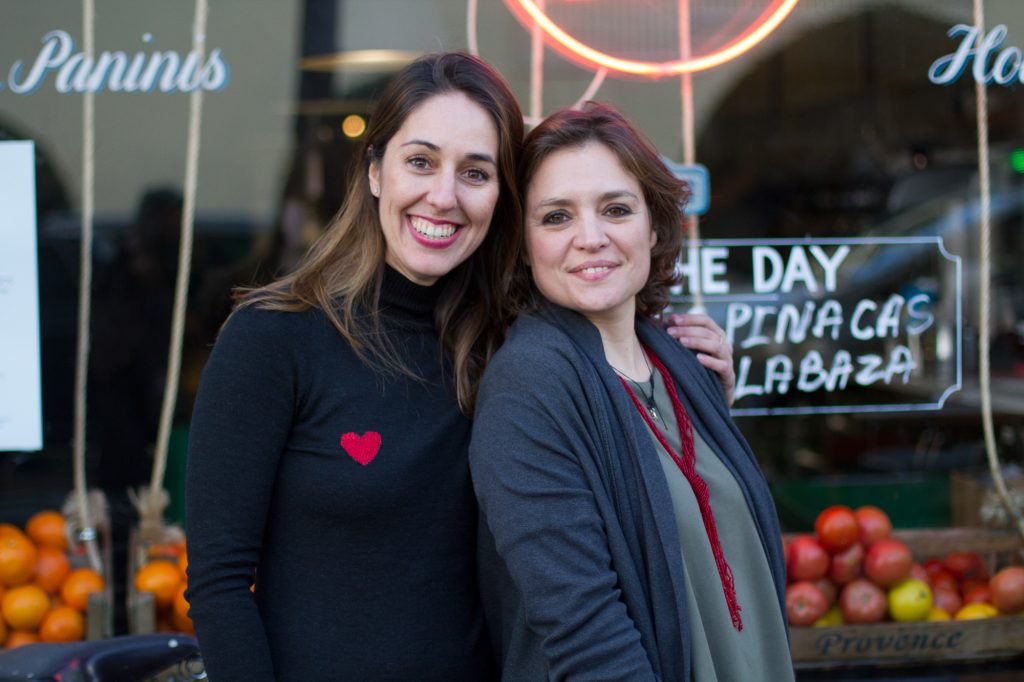 Melania Arias, a la izquierda, e Isabel Ramos Martín, creadoras de la iniciativa solidaria A Coffee For.