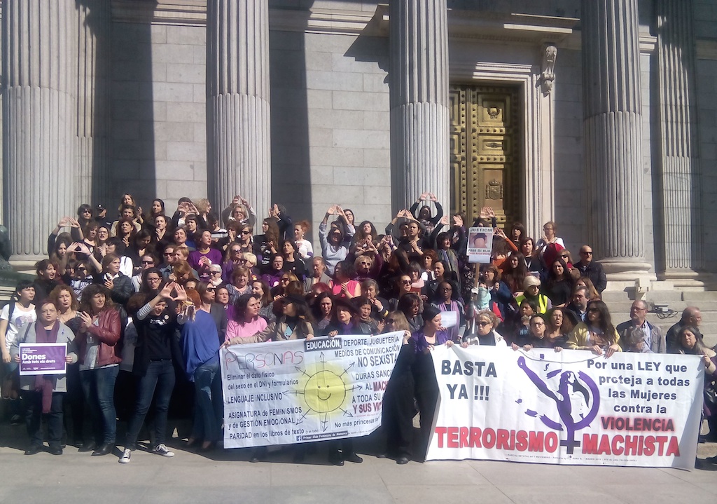 Las diputadas de UP, Podemos y Compromís, a la entrada del Congreso, durante el paro