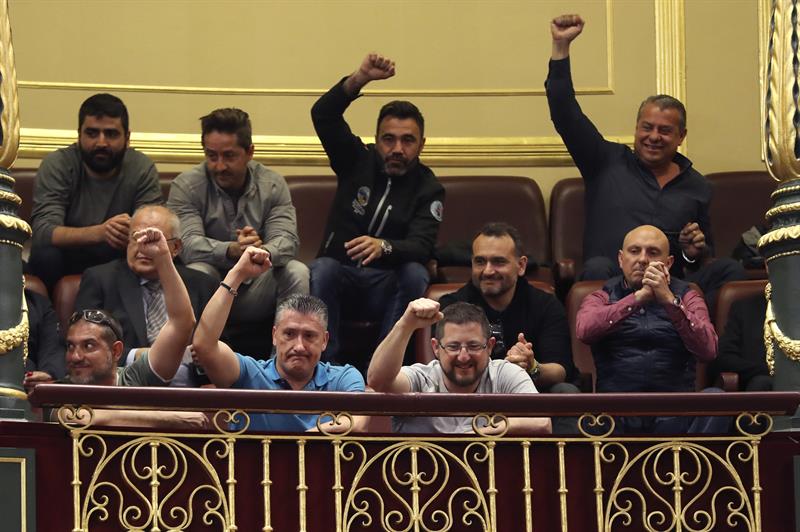 Representantes de estibadores saludan a los diputados que han contribuido a derogar el decreto de reforma de la estiba.