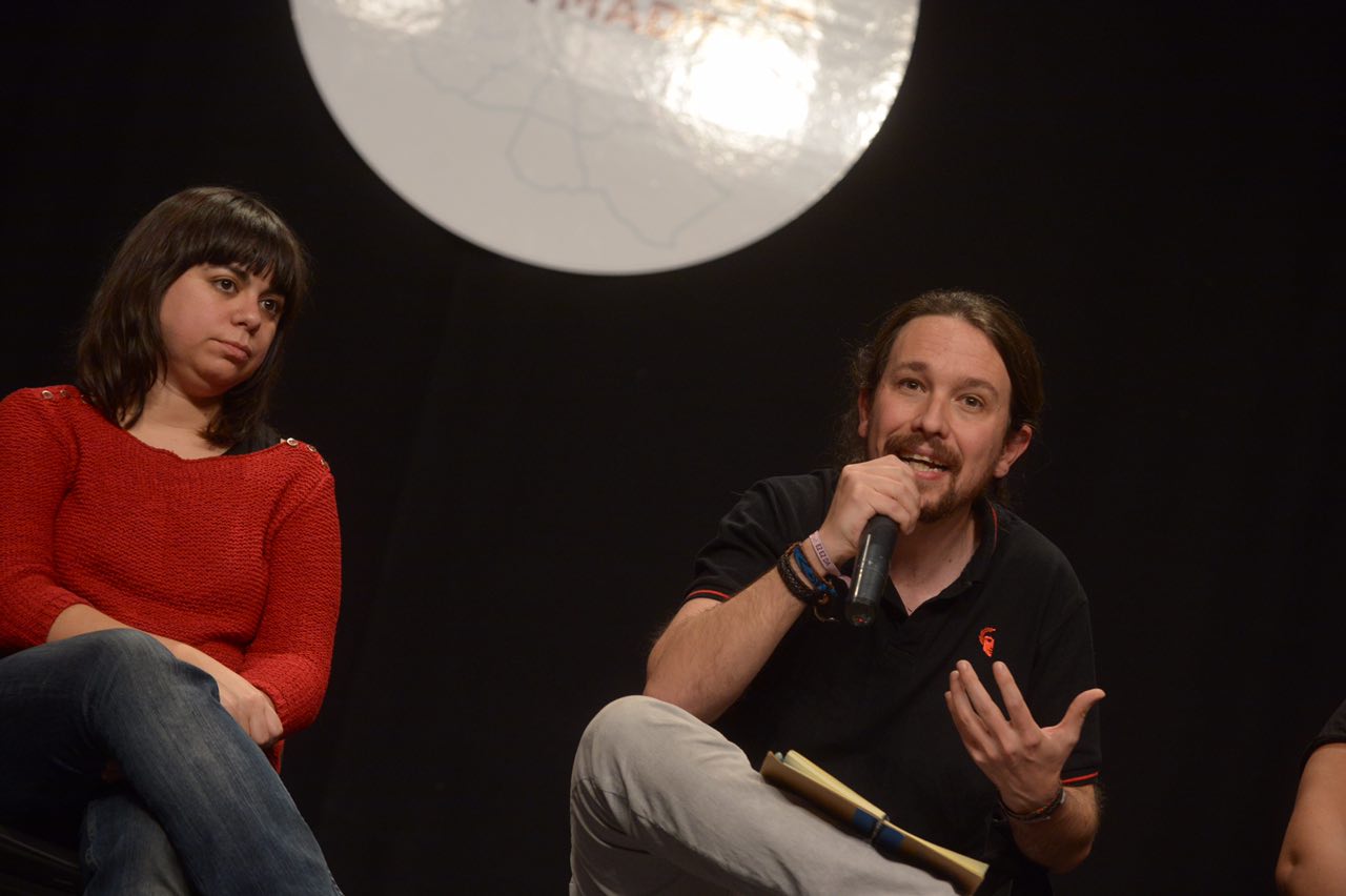 El líder de Podemos, Pablo Iglesias, y la consejera ciudadana municipal Fani Schweich en el diálogo Post-Vistalegre2 en Madrid sobre la hoja de ruta para las elecciones autonómicas